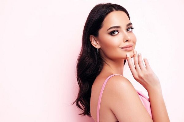 Clínica estética Madrid - Mujer de rostro perfecto sin signos de envejecimiento gracias a los tratamientos estéticos realizados en las clínicas estéticas mejor valoradas Madrid