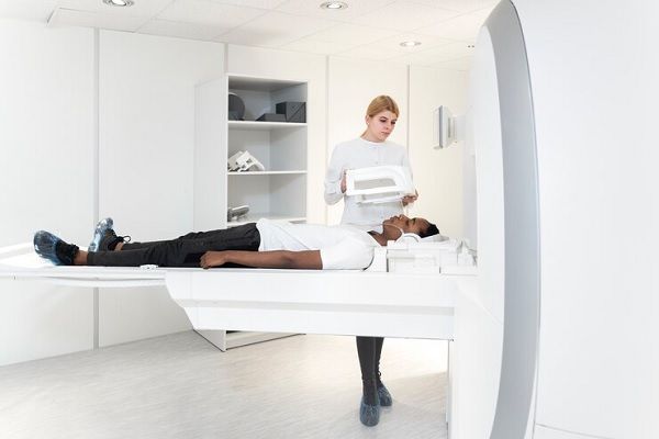 Mejores clínicas estéticas Barcelona - Médico estético realizando una evaluación a un paciente con equipos de última generación en la mejor clínica estética Barcelona
