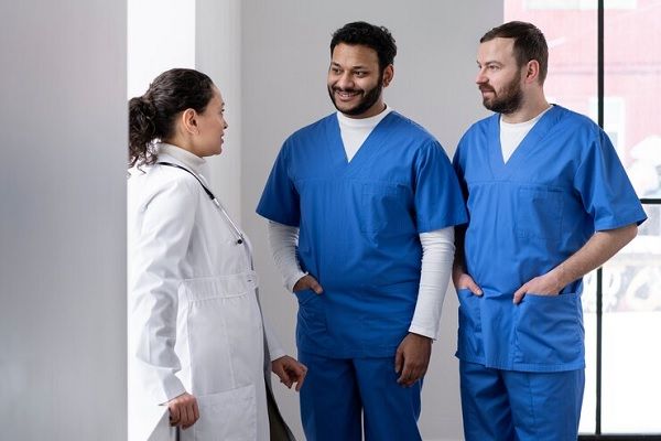 Grupo de profesionales en medicina estética conversando sobre los últimos avances en el sector
