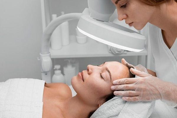 Clínica estética Madrid - Mujer joven recibiendo tratamiento estético sin cirugía en una de las mejores clínicas estéticas Madrid