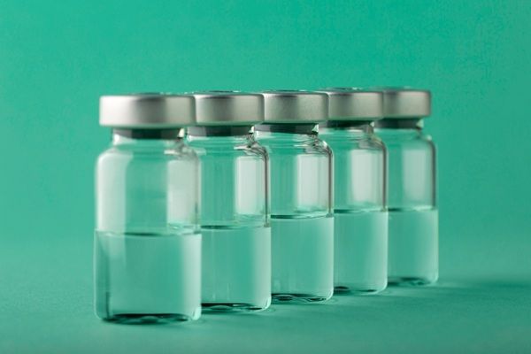 Varios recipientes con dosis de toxina botulínica que utilizan las mejores clínicas estéticas Madrid