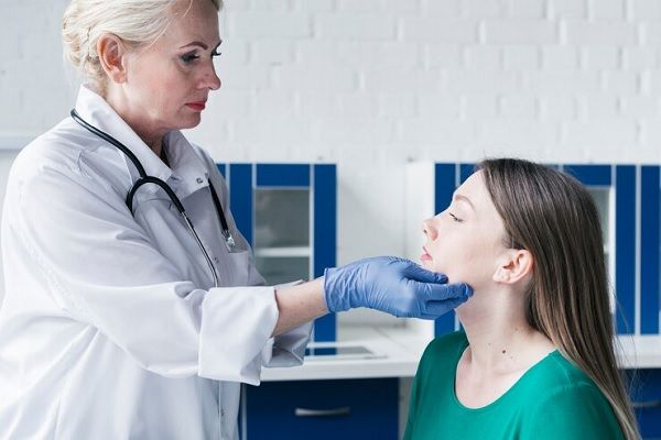 Doctora revisa los resultados del tratamiento de rejuvenecimiento facial en una mujer