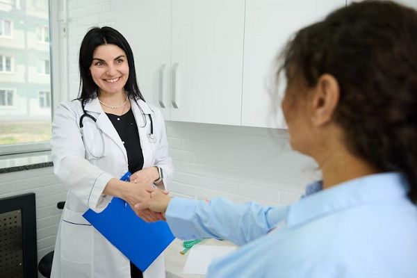 Paciente y especialista se dan la mano luego del diagnóstico personalizado para el tratamiento de rejuvenecimiento facial