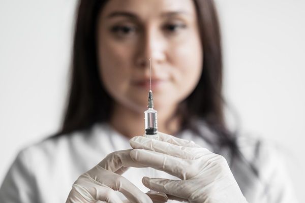 Ácido hialurónico Madrid - Médico estético de una de las mejores clínicas estéticas Madrid sosteniendo una jeringa para aplicar tratamientos de ácido hialurónico