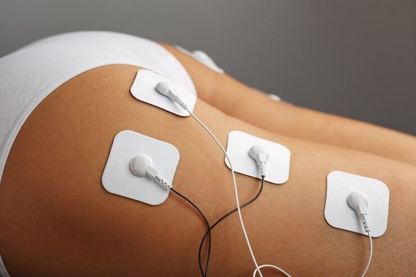 mujer recibiendo electroestimulación