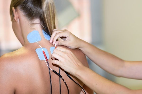 chica recibiendo sesion de electroestimulaci{on