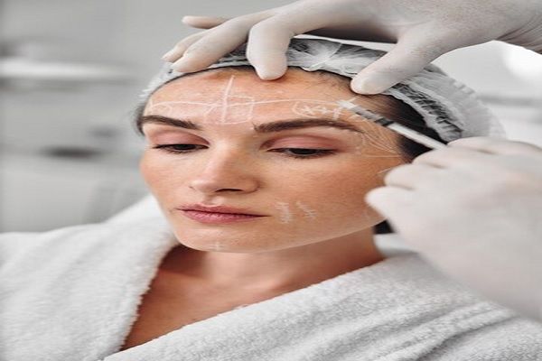 Mujer recibe tratamiento de bótox en tres zonas