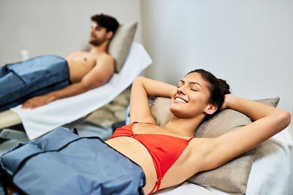 presoterapia 2 hombre y mujer en camilla con metodo terapeutico de presoterapia