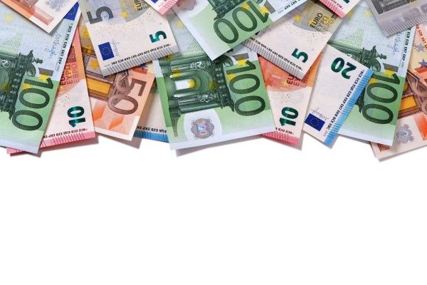 Injerto capilar Barcelona 5 - montón de billetes de euro para pagar un implante capilar