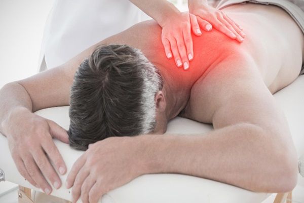 Masajes - Hombre recibiendo masajes en los hombros para quitar los dolores musculares