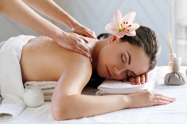 Masajes - Mujer recibiendo un masaje relajante por parte de un masajeador experto