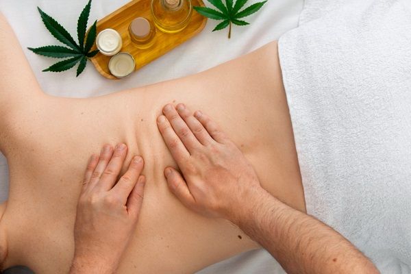 Masajes - Masajeador realizando una sesión de masaje en la espalda de una mujer