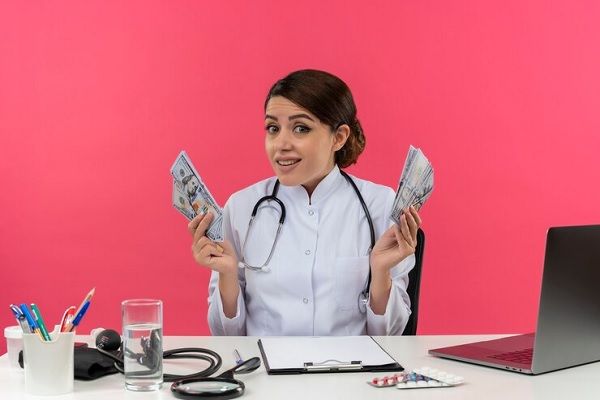Trasplante capilar Precio - Médico cobrando operación de injerto capilar Barcelona
