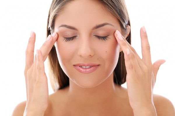 Mujer con la piel tersa y rejuvenecida poniendo sus manos en el contorno de los ojos