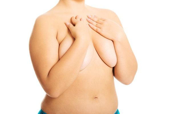 Mastopexia sin implantes - Mujer tapándose con las manos los pechos flácidos y caídos que pueden reafirmarse con una mastopexia precio accesible