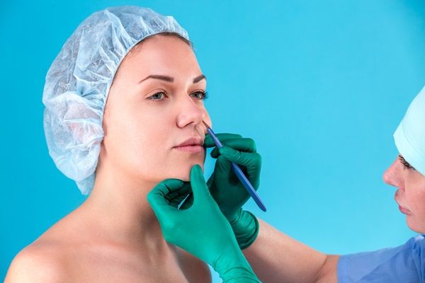 Tratamientos estéticos sin cirugía – Doctora evaluando el resultado de una rinomodelación sin cirugía en una paciente femenina utilizando botox Madrid