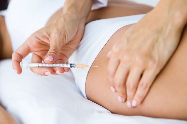 Tratamientos para celulitis- Terapeuta colocando una inyección de mesoterapia para la celulitis a paciente