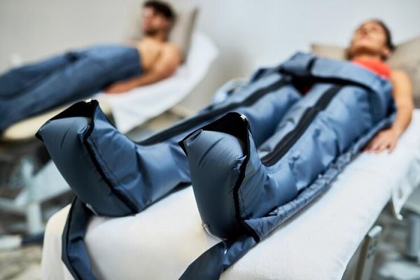 Tratamientos para celulitis- Hombre y mujer en sesion de presoterapia para celulitis