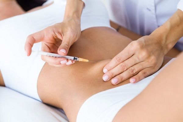 Tratamientos para celulitis- Mujer recibe inyección de carboxiterapia para tratar la celulitis
