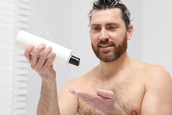 Champú post trasplante capilar - Hombre aplicándose champú para trasplante capilar que ayuda a limpiar y estimular el crecimiento del cabello
