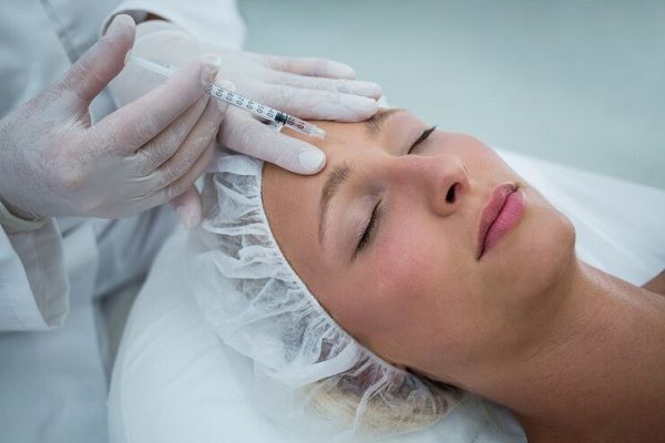 tratamientos con neuromoduladores- Paciente aplicandose neuromodulador en la cara
