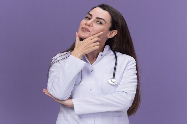 Medicina estética Madrid - Dermatóloga con bata blanca especialista en bótox Madrid tocando su rostro