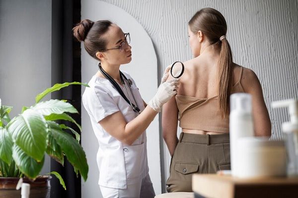 Medicina estética Madrid - Doctora examinando la piel de una paciente femenina para realizar un tratamiento estético de rejuvenecimiento en la mejor clínica estética Madrid