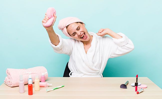 mujer-feliz-disfrutando-de-los-beneficios-de-su-rutina-de-belleza