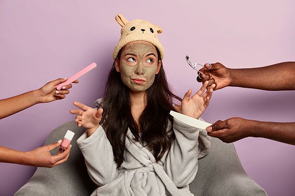 chica-dubitativa-sobre-la-mejor-eleccion-de-cosmeticos-para-tratamientos-faciales-corporales