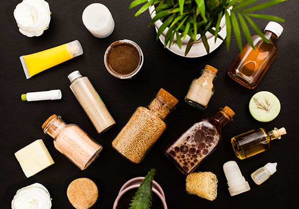 diversos-tipos-de-cosmeticos-para-tratamientos-faciales-corporales