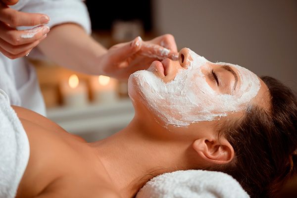 aplicacion-de-mascarilla-en-rostro-de-mujer
