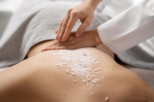aplicacion-sobre-espalda-de-tratamiento-exfoliante-corporal