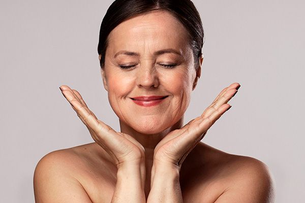 Tipos de bótox Madrid - Mujer feliz por su tratamiento con los diferentes tipos de bótox Madrid en la mejor clínica estética Madrid