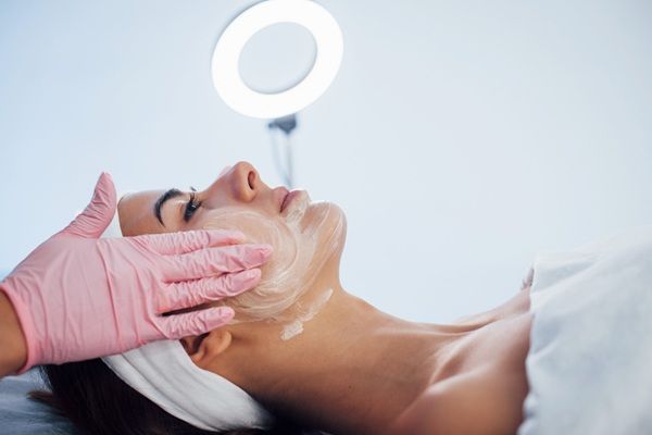 Exion - Esteticista aplicando un tratamiento de rejuvenecimiento facial mediante el uso de inteligencia artificial y procedimientos estéticos avanzados
