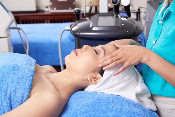 Terapias regenerativas - Esteticista realizando un tratamiento de medicina estética a una mujer para rejuvenecer el rostro y eliminar las arrugas
