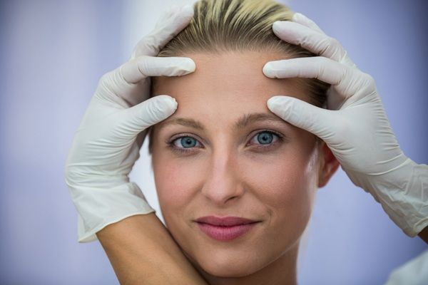 Daxxifi - Mujer sin arrugas luego de rejuvenecer el rostro con un tratamiento de toxina botulínica en las clínicas estéticas mejor valoradas Madrid