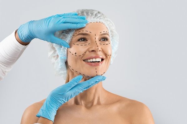 Daxxifi - Médico estético realizando el boceto del tratamiento con toxina botulínica en el rostro de una mujer para determinar el precio bótox Madrid