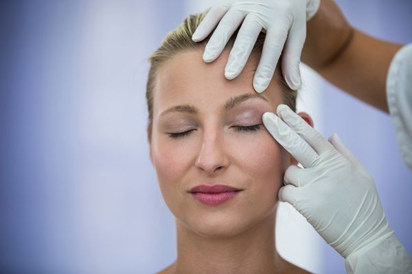 Mujer siendo evaluada por un médico estético para aplicar un tratamiento con bótox Madrid