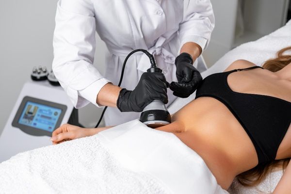 Remodelación corporal - Esteticista aplicando un tratamiento de radiofrecuencia para moldear cuerpo con un precio remodelación corporal económico