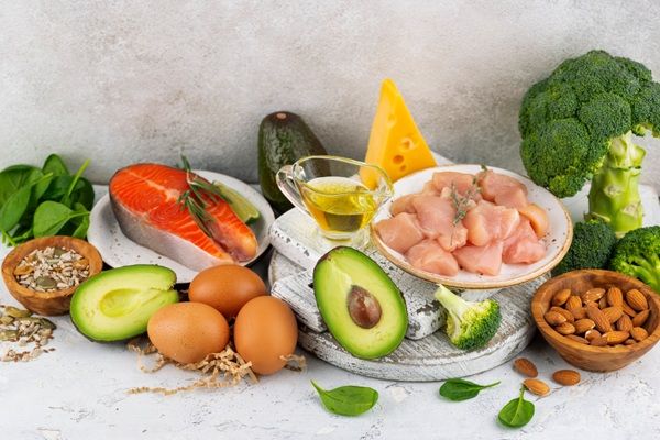 Alimentos con ácido hialurónico - Alimentos como pescado, pollo, huevo y verduras que ayudan a potenciar los efectos del ácido hialurónico Madrid colocado en la mejor clínica ácido hialurónico Madrid