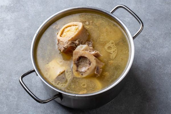 Alimentos con ácido hialurónico - Caldo de huesos alimento rico en ácido hialurónico que ayuda a rejuvenecer la piel y mantener los resultados del ácido hialurónico Madrid