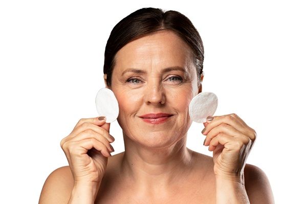 Ácido hialurónico Barcelona - Mujer feliz con la piel del rostro radiante gracias a los tratamientos de la mejor clínica ácido hialurónico Barcelona