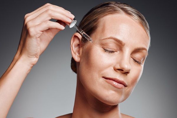 Mujer siguiendo un tratamiento para rejuvenecer la piel del rostro recomendado en la mejor clínica estética Barcelona