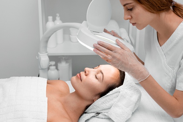 Médico estético evaluando el rostro de una paciente luego de realizar un tratamiento rejuvenecimiento facial bótox Barcelona