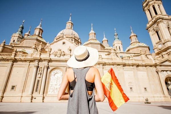 Turismo médico España - Mujer visitando un monumento histórico de España mientras realiza turismo médico