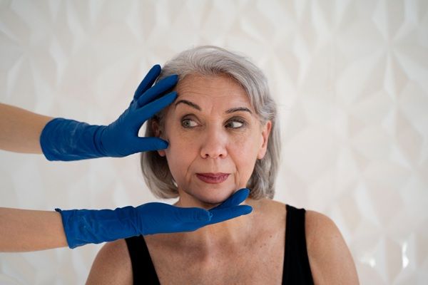Tratamientos antiarrugas - Mujer recibiendo un tratamiento facial para reducir las arrugas en la cara en una de las mejores clínicas estéticas Madrid