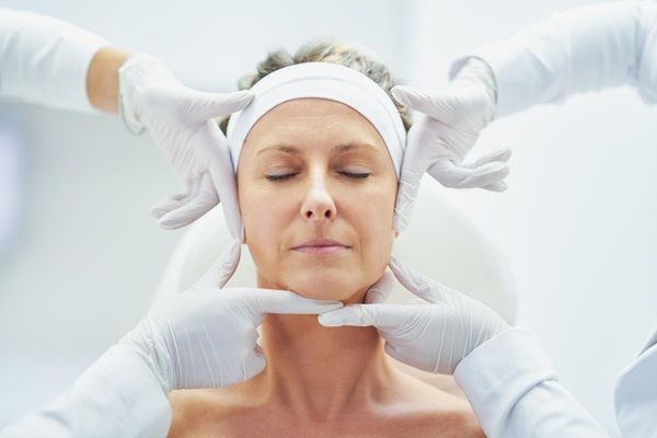 Tratamientos antiarrugas - Médicos estéticos evaluando el rostro de una mujer para determinar el mejor tratamiento facial antiedad con bótox Madrid