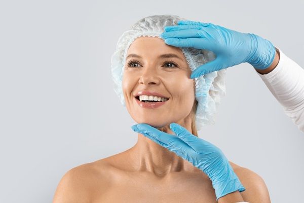 Tratamientos antiarrugas - Mujer feliz luego del tratamiento facial para eliminar las arrugas en la cara realizado en la mejor clínica estética Madrid