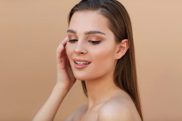rejuvenecimiento facial- chica mostrando resultados de tratamiento facial