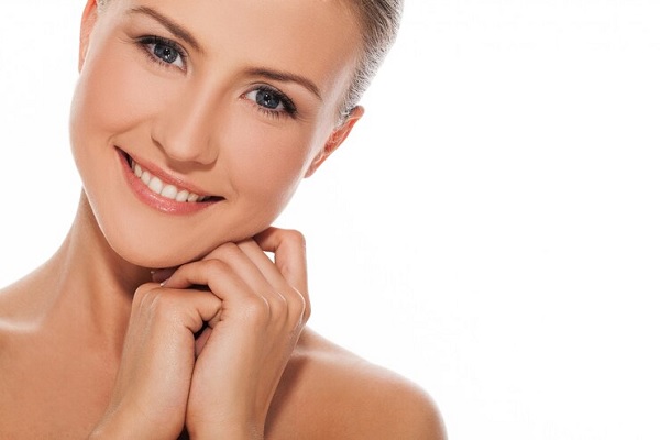 rejuvenecimiento facial- mujer sonriendo por los resultados de su lifting facial sin cirugía
